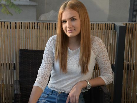 content/photosDA/daba01 - caroline - indoors - set 2 - part 1/1.jpg